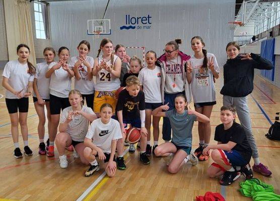 Wyjazd koszykarek do Hiszpanii: sport, przygoda i niezapomniane chwile! grafika