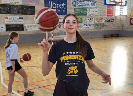 Wyjazd koszykarek do Hiszpanii: sport, przygoda i niezapomniane chwile! grafika