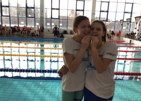 Dwa medale naszych uczennic na zawodach pływackich! grafika