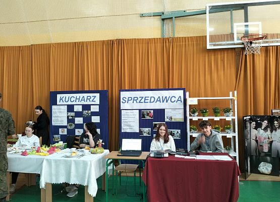 Ósmoklasiści  z wizytą w lęborskich szkołach ponadpodstawowych grafika