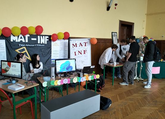 Ósmoklasiści  z wizytą w lęborskich szkołach ponadpodstawowych grafika