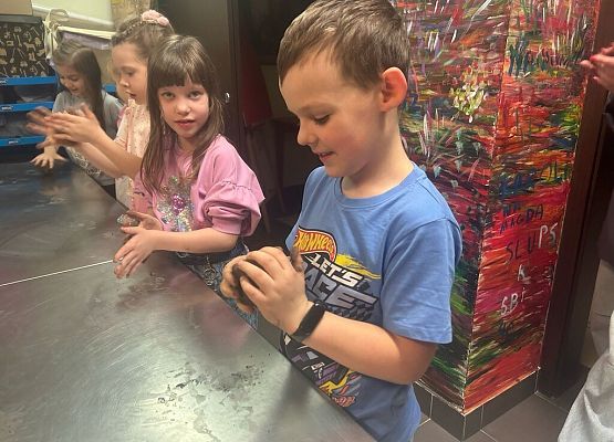 Zające z gliny grafika