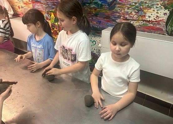 Zające z gliny grafika