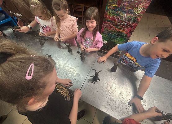 Zające z gliny grafika