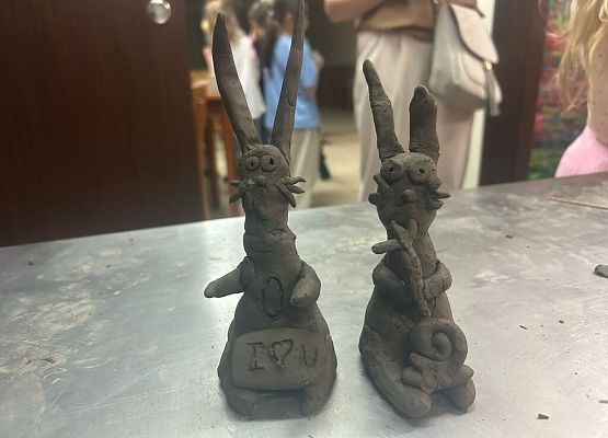 Zające z gliny grafika