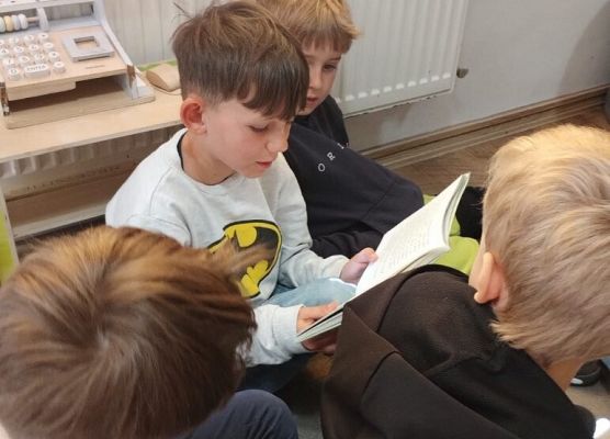 „Do szczęścia człowiekowi potrzeba ogrodu i biblioteki.” grafika