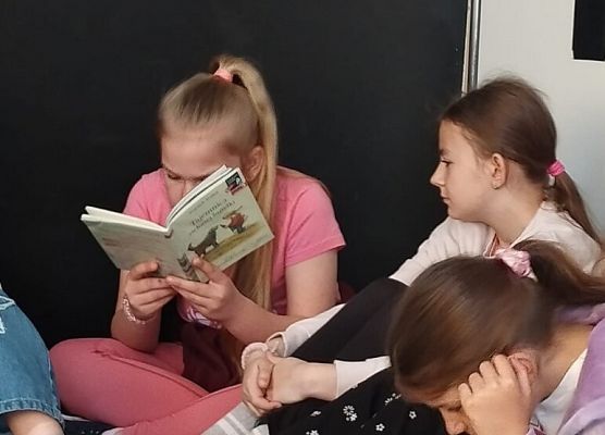 „Do szczęścia człowiekowi potrzeba ogrodu i biblioteki.” grafika