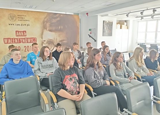 Klasa 8a  z wizytą w IPN-ie  w Gdańsku grafika