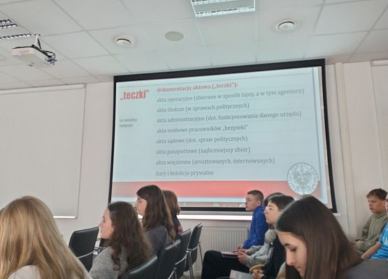 Klasa 8a  z wizytą w IPN-ie  w Gdańsku grafika