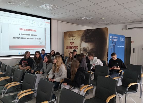 Klasa 8a  z wizytą w IPN-ie  w Gdańsku grafika