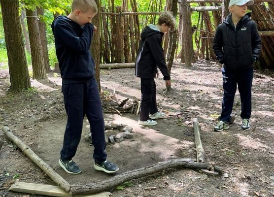 Lekcja przetrwania w Adventure Park grafika