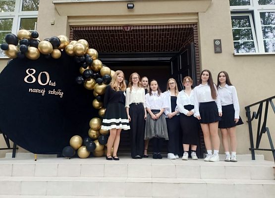 Przeszłość zbudowaliśmy wiedzą. Przyszłość tworzymy sercem. grafika