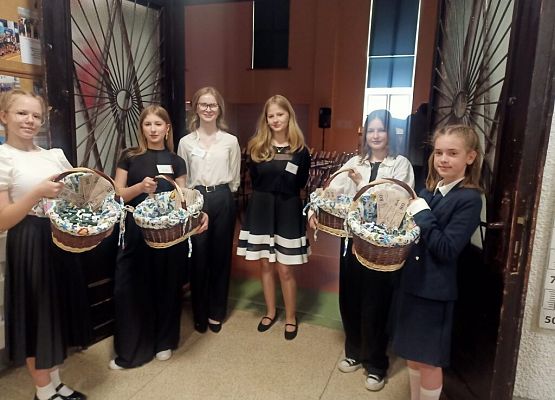 Przeszłość zbudowaliśmy wiedzą. Przyszłość tworzymy sercem. grafika