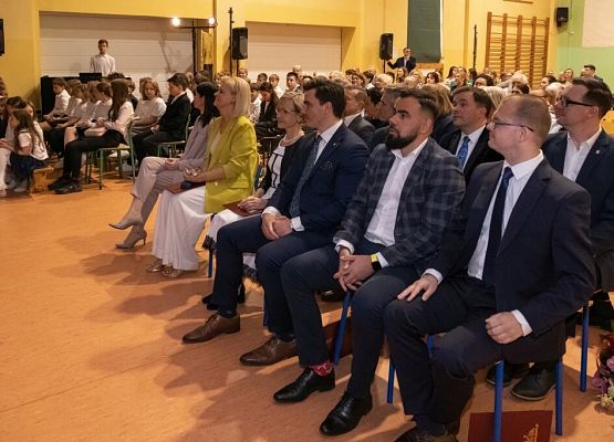 Przeszłość zbudowaliśmy wiedzą. Przyszłość tworzymy sercem. grafika