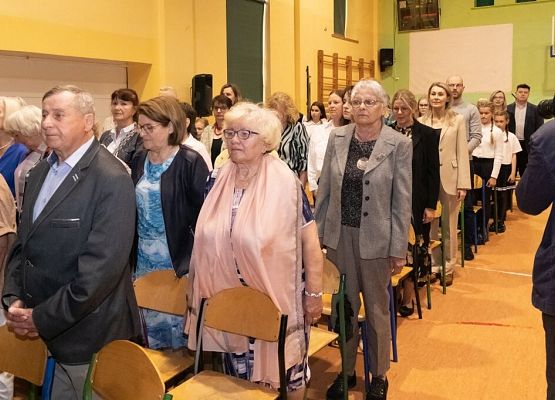 Przeszłość zbudowaliśmy wiedzą. Przyszłość tworzymy sercem. grafika