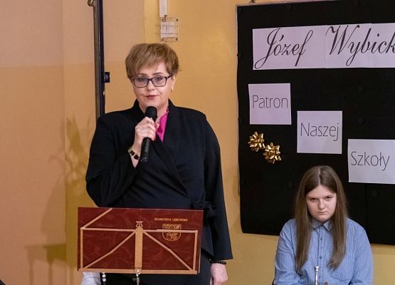 Przeszłość zbudowaliśmy wiedzą. Przyszłość tworzymy sercem. grafika