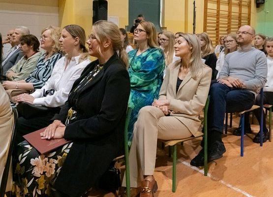 Przeszłość zbudowaliśmy wiedzą. Przyszłość tworzymy sercem. grafika