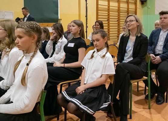 Przeszłość zbudowaliśmy wiedzą. Przyszłość tworzymy sercem. grafika