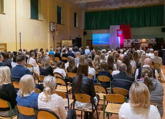 Przeszłość zbudowaliśmy wiedzą. Przyszłość tworzymy sercem. grafika