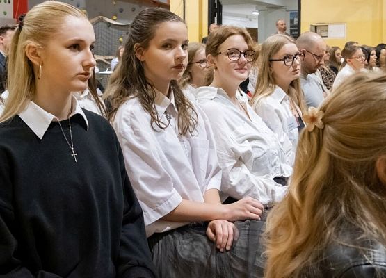 Przeszłość zbudowaliśmy wiedzą. Przyszłość tworzymy sercem. grafika