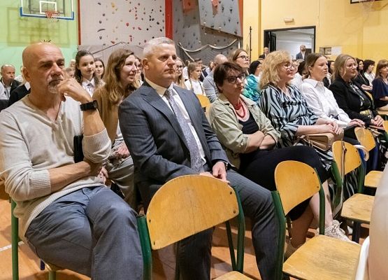 Przeszłość zbudowaliśmy wiedzą. Przyszłość tworzymy sercem. grafika