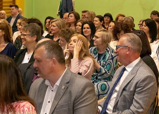 Przeszłość zbudowaliśmy wiedzą. Przyszłość tworzymy sercem. grafika