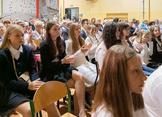 Przeszłość zbudowaliśmy wiedzą. Przyszłość tworzymy sercem. grafika