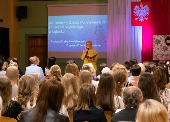 Przeszłość zbudowaliśmy wiedzą. Przyszłość tworzymy sercem. grafika