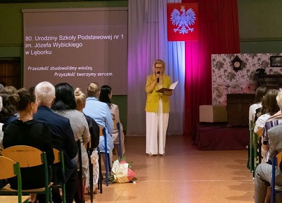 Przeszłość zbudowaliśmy wiedzą. Przyszłość tworzymy sercem. grafika