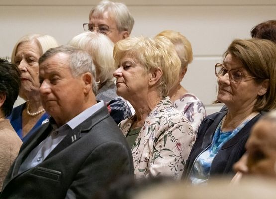 Przeszłość zbudowaliśmy wiedzą. Przyszłość tworzymy sercem. grafika