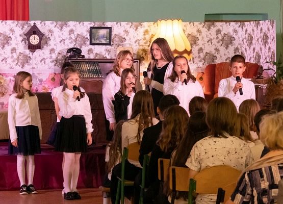 Przeszłość zbudowaliśmy wiedzą. Przyszłość tworzymy sercem. grafika