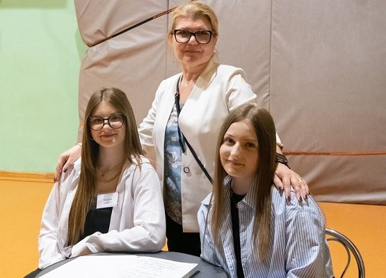 Przeszłość zbudowaliśmy wiedzą. Przyszłość tworzymy sercem. grafika