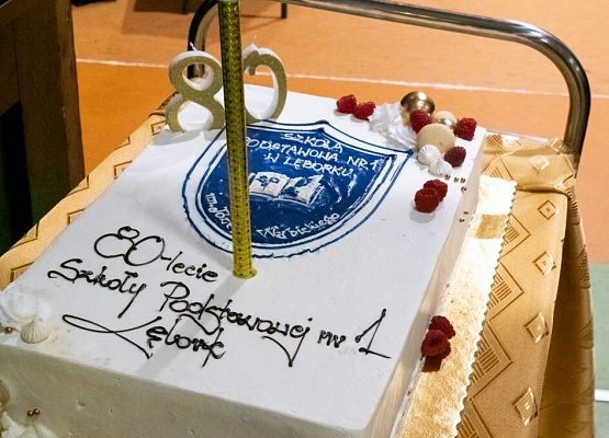 Przeszłość zbudowaliśmy wiedzą. Przyszłość tworzymy sercem. grafika