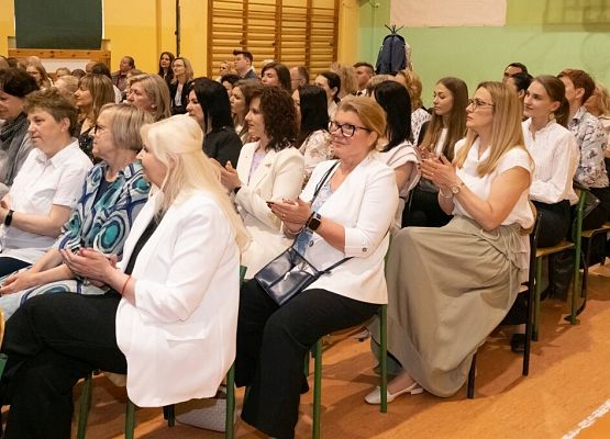 Przeszłość zbudowaliśmy wiedzą. Przyszłość tworzymy sercem. grafika