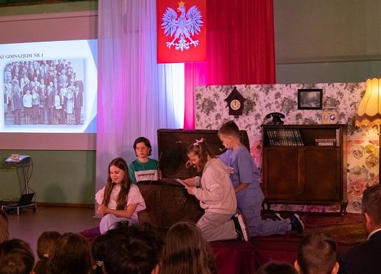 Przeszłość zbudowaliśmy wiedzą. Przyszłość tworzymy sercem. grafika