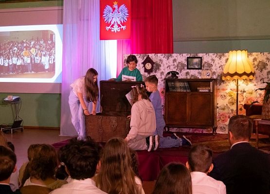 Przeszłość zbudowaliśmy wiedzą. Przyszłość tworzymy sercem. grafika