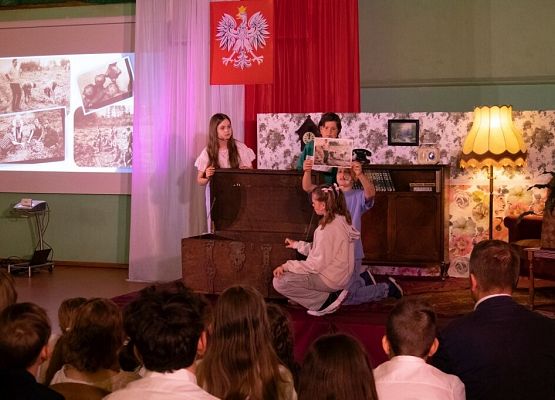 Przeszłość zbudowaliśmy wiedzą. Przyszłość tworzymy sercem. grafika