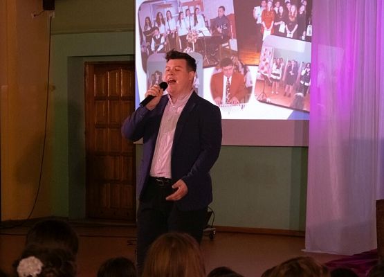 Przeszłość zbudowaliśmy wiedzą. Przyszłość tworzymy sercem. grafika