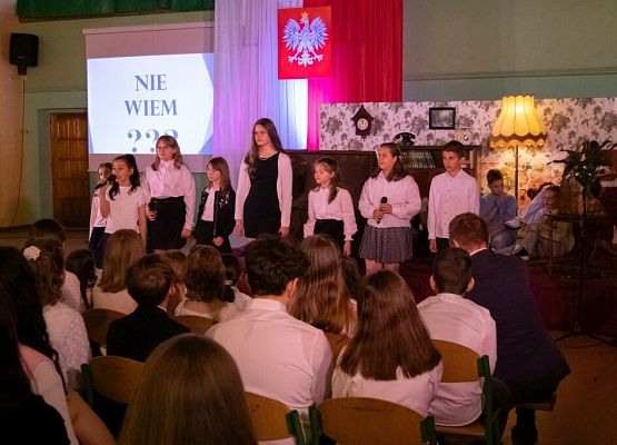 Przeszłość zbudowaliśmy wiedzą. Przyszłość tworzymy sercem. grafika