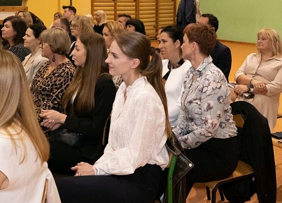 Przeszłość zbudowaliśmy wiedzą. Przyszłość tworzymy sercem. grafika