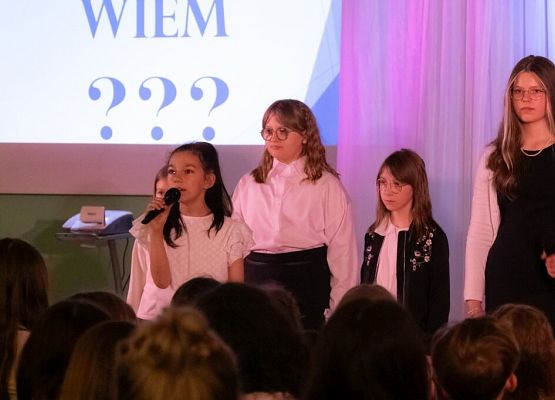 Przeszłość zbudowaliśmy wiedzą. Przyszłość tworzymy sercem. grafika