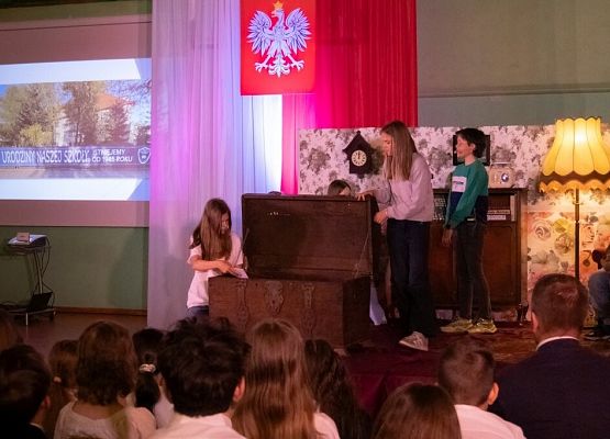 Przeszłość zbudowaliśmy wiedzą. Przyszłość tworzymy sercem. grafika