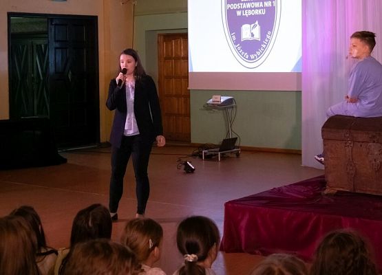 Przeszłość zbudowaliśmy wiedzą. Przyszłość tworzymy sercem. grafika