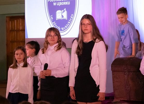 Przeszłość zbudowaliśmy wiedzą. Przyszłość tworzymy sercem. grafika