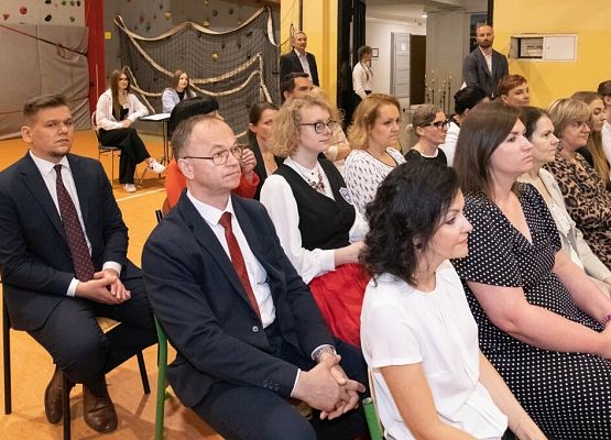 Przeszłość zbudowaliśmy wiedzą. Przyszłość tworzymy sercem. grafika