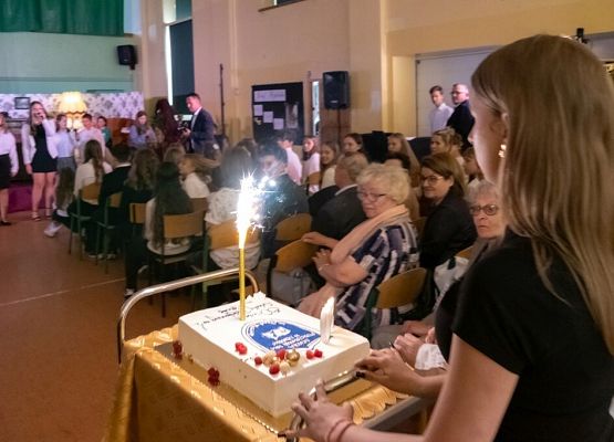 Przeszłość zbudowaliśmy wiedzą. Przyszłość tworzymy sercem. grafika