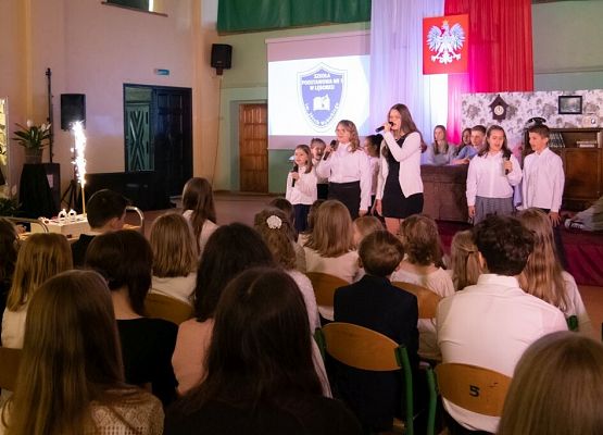 Przeszłość zbudowaliśmy wiedzą. Przyszłość tworzymy sercem. grafika