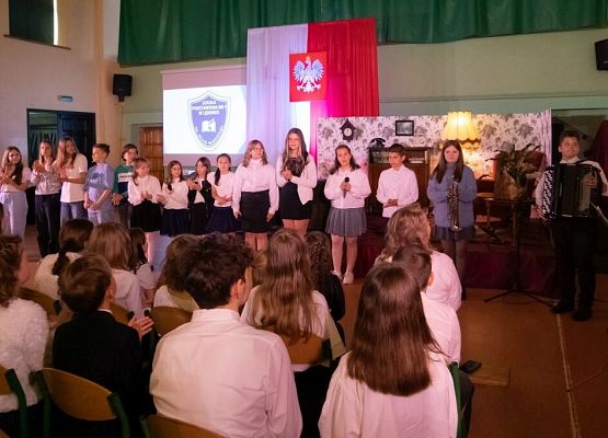 Przeszłość zbudowaliśmy wiedzą. Przyszłość tworzymy sercem. grafika