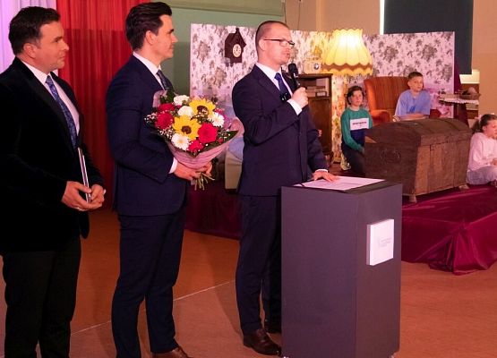 Przeszłość zbudowaliśmy wiedzą. Przyszłość tworzymy sercem. grafika