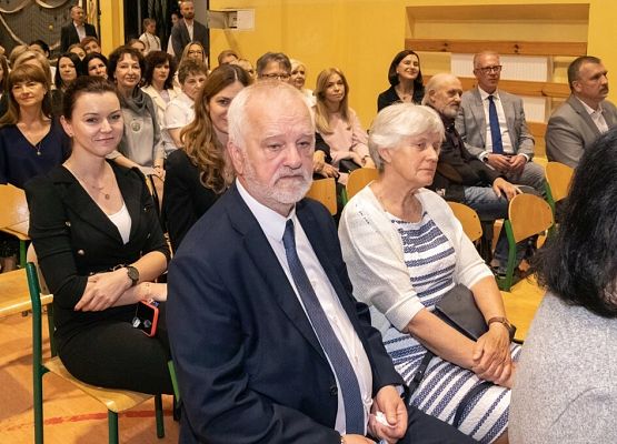 Przeszłość zbudowaliśmy wiedzą. Przyszłość tworzymy sercem. grafika